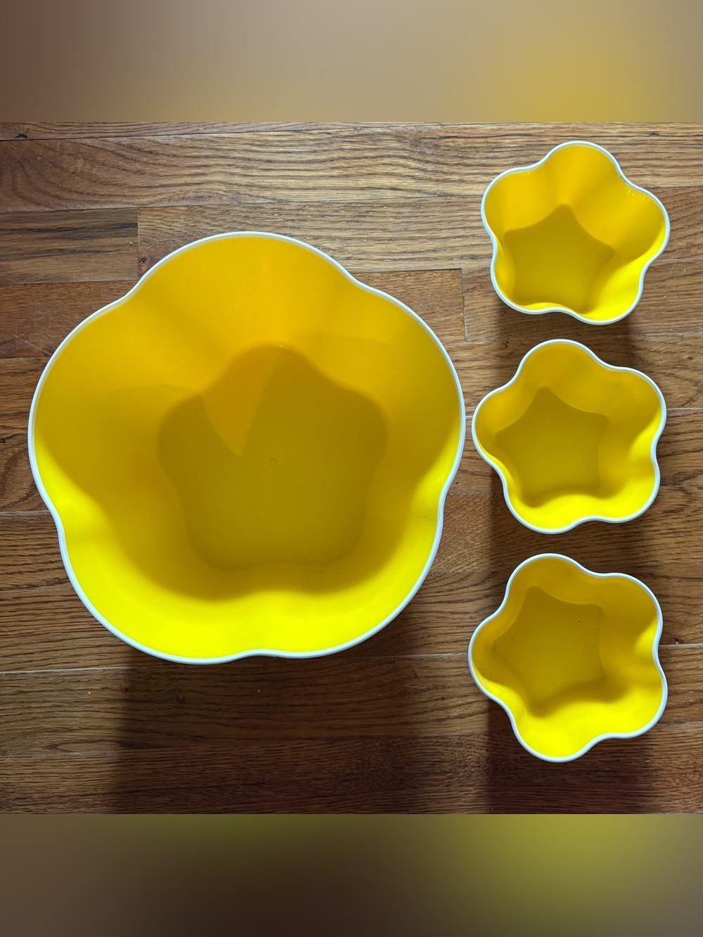 Avon “Flower Power” yellow/white popcorn bowl w/smaller bowls (3)